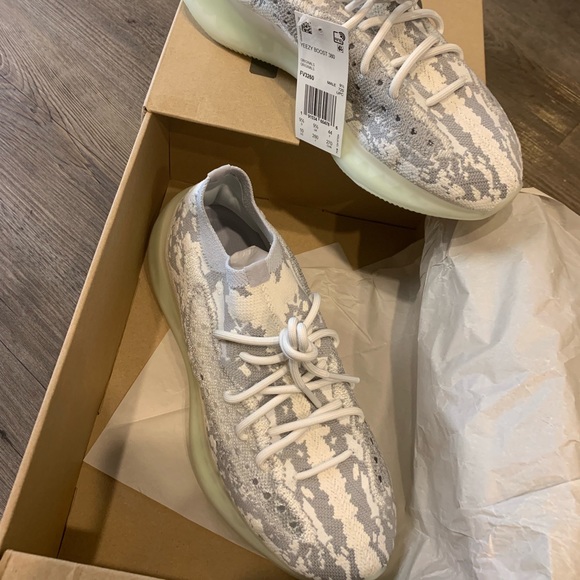 💥HOST PICK 💥cNWT Yeezy Boost 380 Alien - Picture 5 of 8